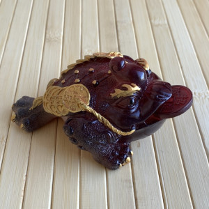 Чайная фигурка трехлапой жабы красная